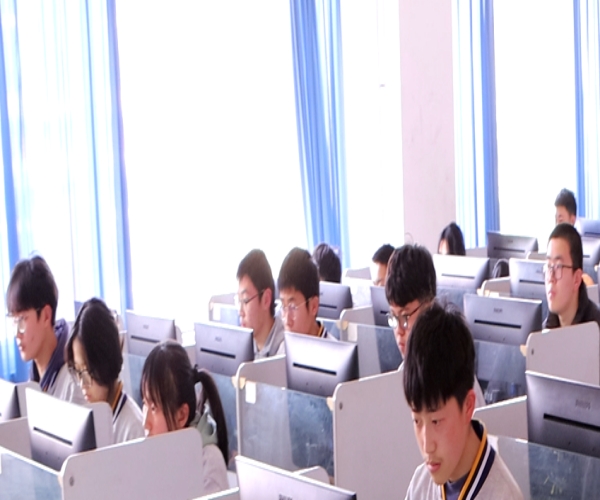 濟(jì)南應(yīng)用技術(shù)職業(yè)中等專業(yè)學(xué)校軟件與信息服務(wù)專業(yè) 聚焦技術(shù)開(kāi)發(fā)與銷售，培育復(fù)合型IT人才